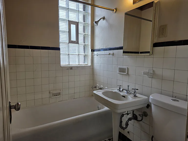 126 N Genesee St #308 — Photo 10