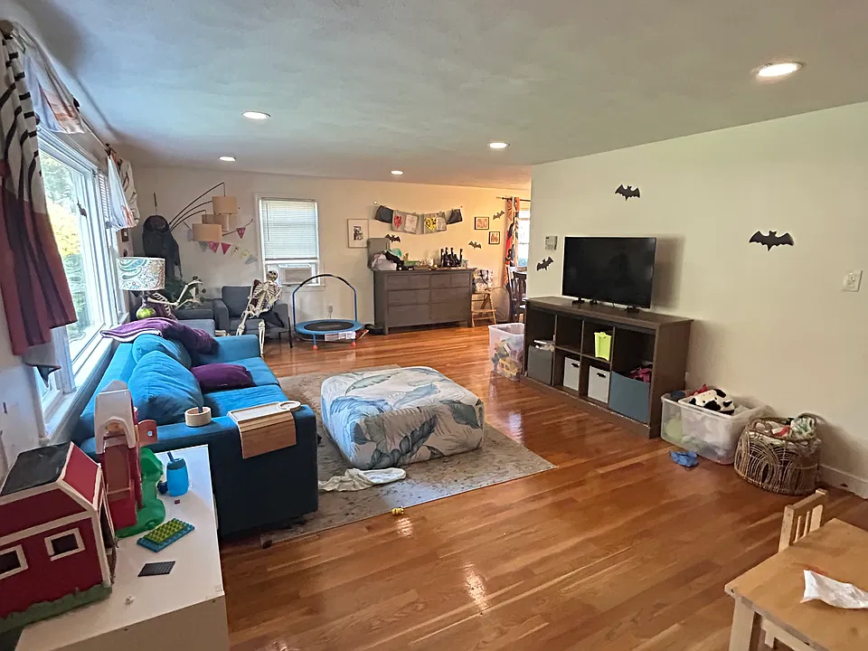 146 Hibbert St #1