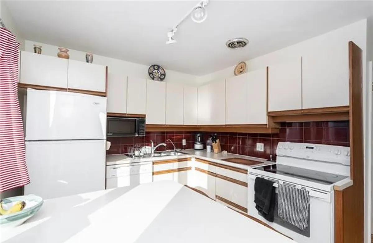 Building Photo - 742 Ashburn St #1