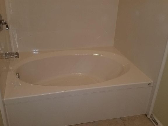  Master bathroom garden tub 