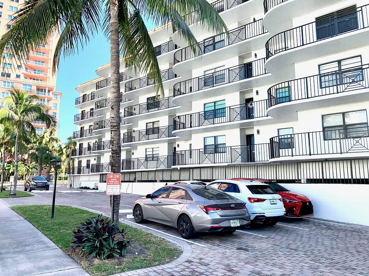 Building Photo - 2029 N Ocean Blvd #109