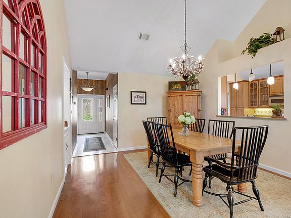 4th image of 826 Fairway Lakes Dr