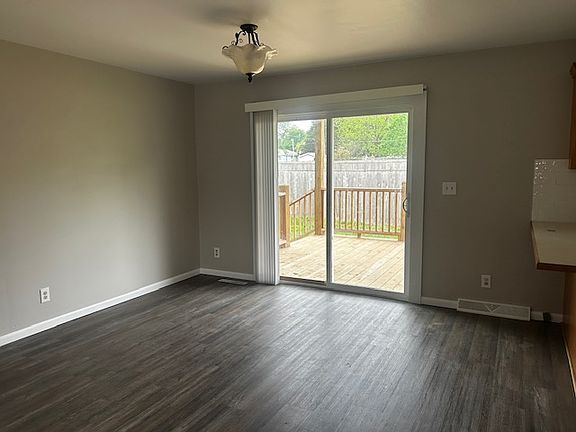 3rd image of 1121 Harris Rd