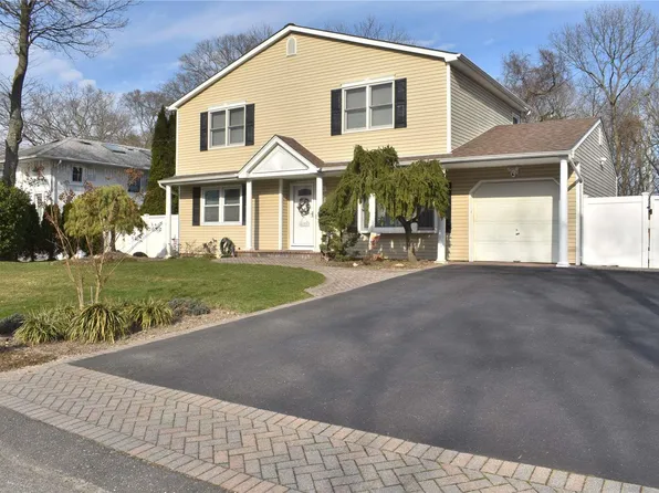 65 Avenue C, Holbrook, NY 11741