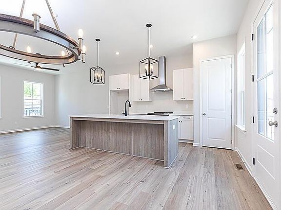 3rd image of 990 Viney Way NW