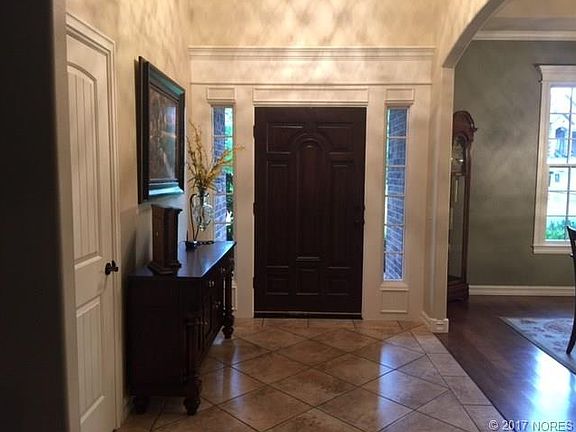 3rd image of 831 Lakeview Ct