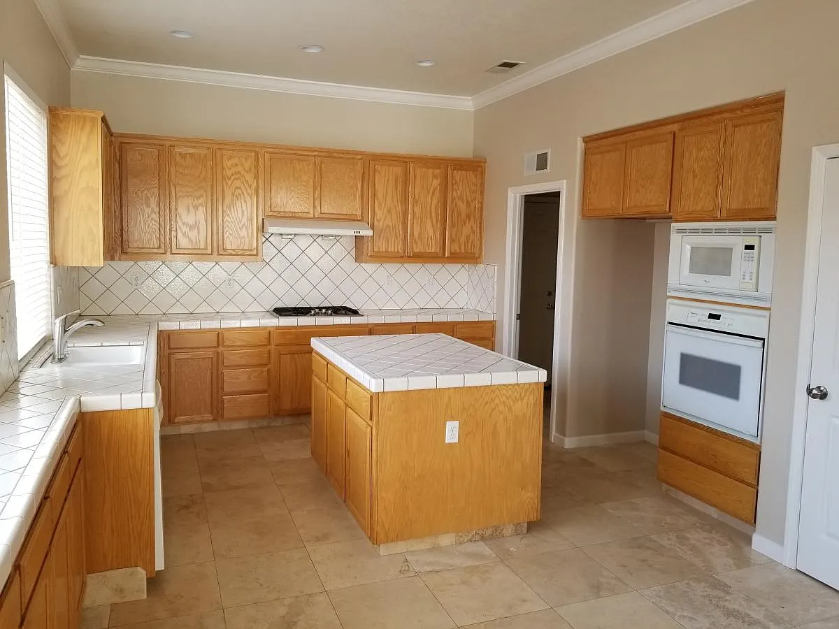 4 bed, 2.5 bath, 2613 sqft, $3,300 — Photo 3