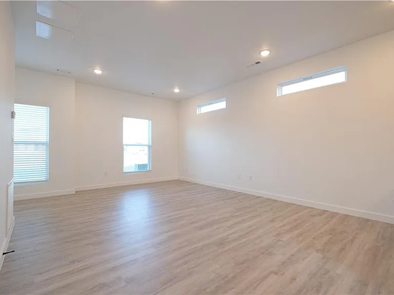 1081 Boardwalk Ave — Photo 3