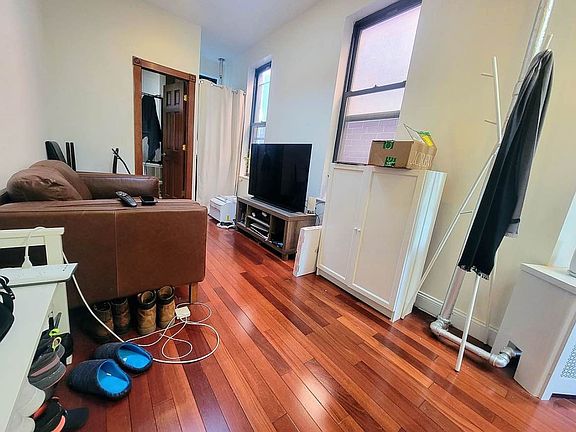 3rd image of 256 E 10th St #6U