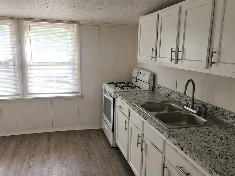 1122 Larchmont Ave #B — Photo 9