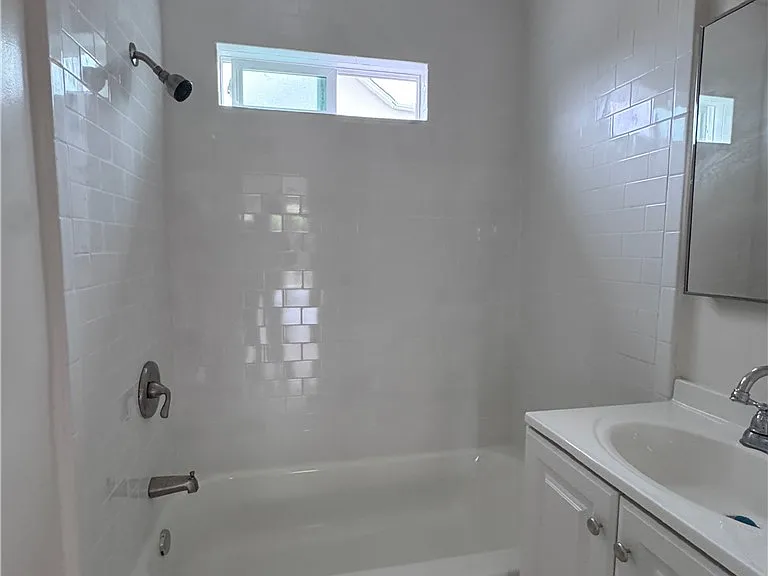 1422 Talmadge St #2 — Photo 8