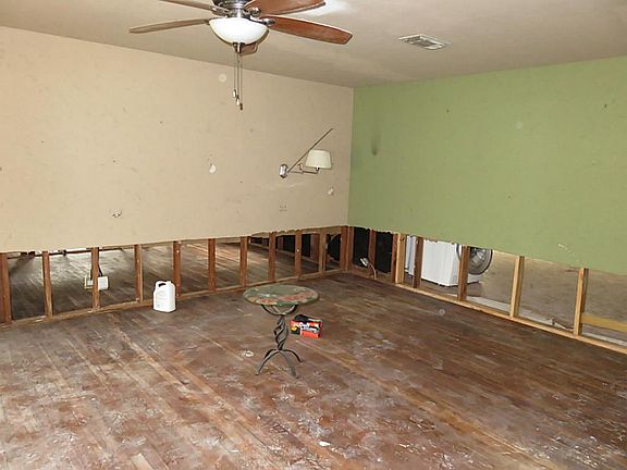 2nd image of 2106 Holly Dr