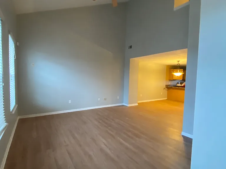 1112 Fountain View Cir — Photo 29