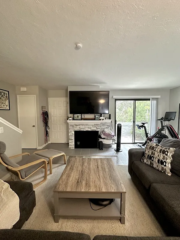 2 bed, 2.0 bath, 1092 sqft, $4,395 — Photo 3