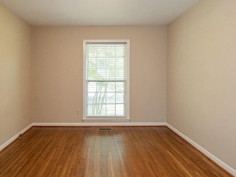 MIDDLE BEDROOM