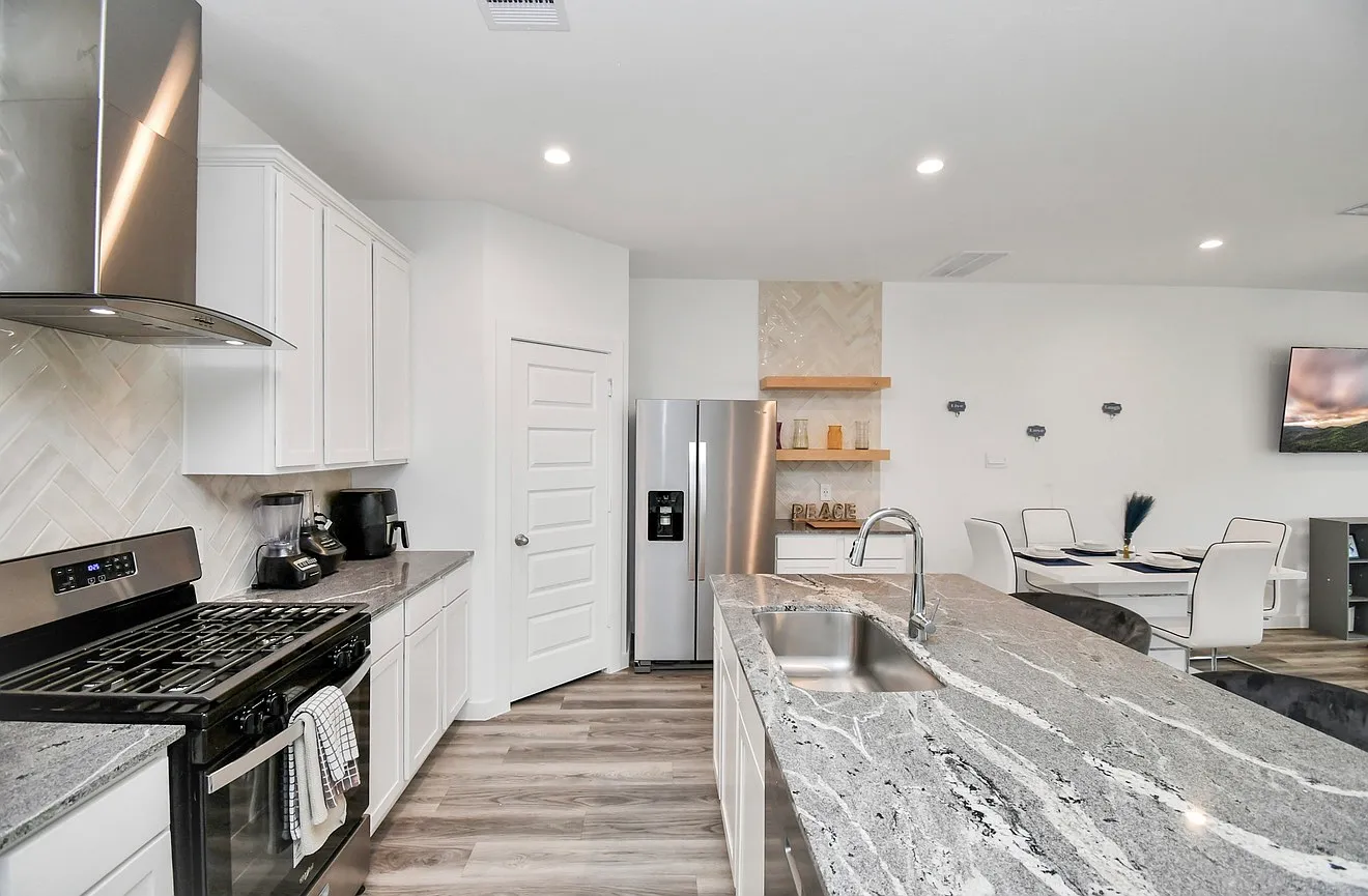 4 bed, 2.5 bath, 2166 sqft, $2,550 — Photo 3