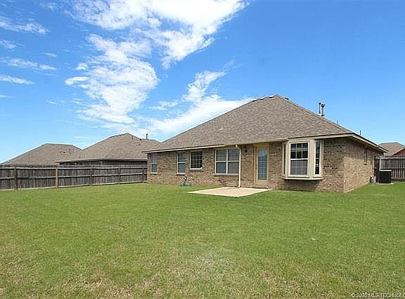 2nd image of 3215 E Fairmont Pl