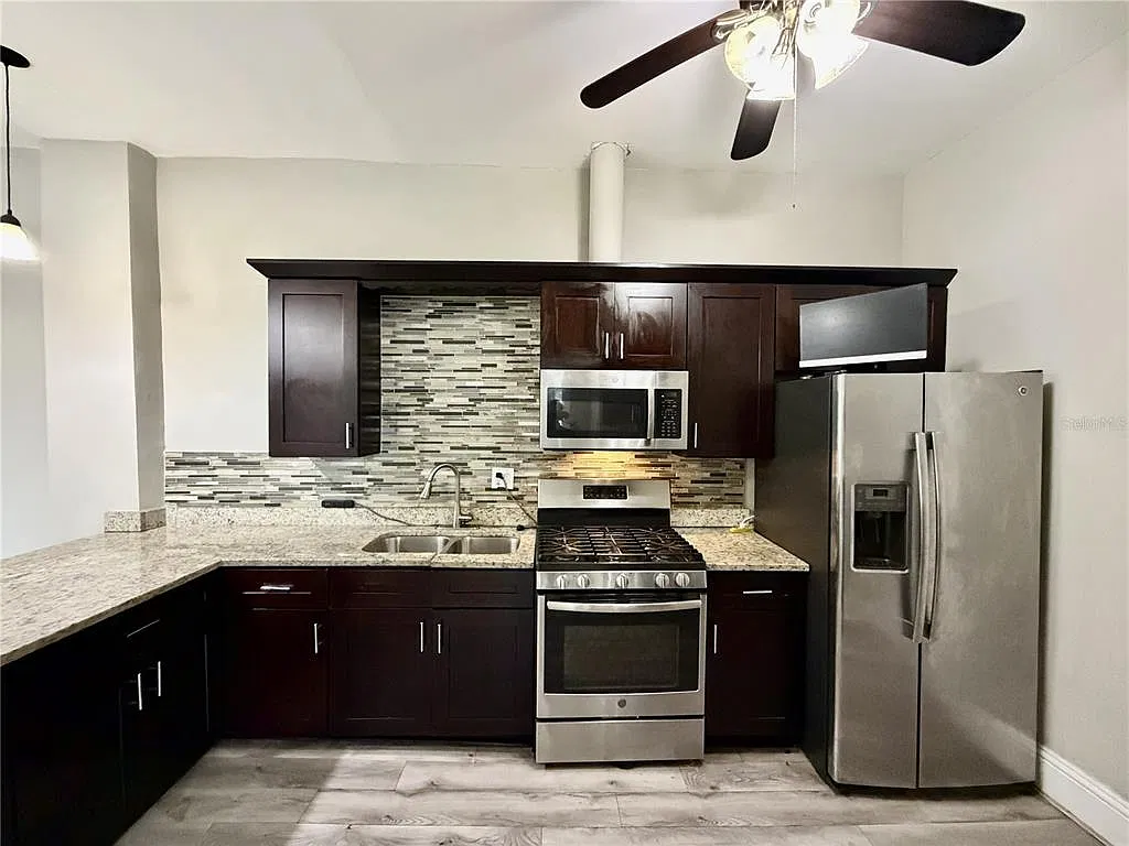 3 bed, 1.0 bath, 836 sqft, $2,200 — Photo 3