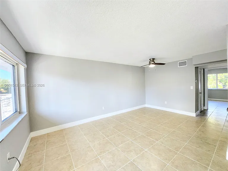 335 SW 20th St #9 — Photo 3
