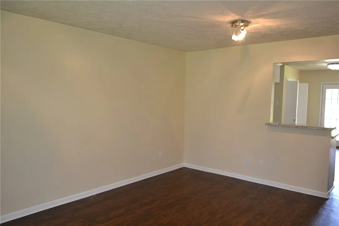 2 bed, 1.5 bath, 948 sqft, $1,025 — Photo 2