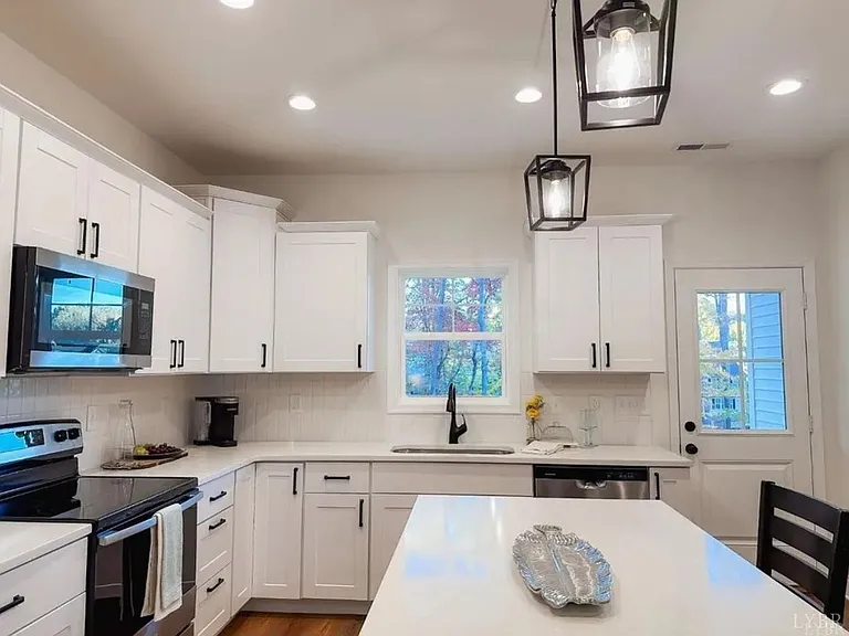 110 Aaron Pl #605 — Photo 3