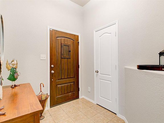 5th image of 1112 Hidden Lake Dr