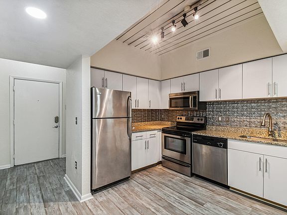 4th image of 2440 W Horatio St #102