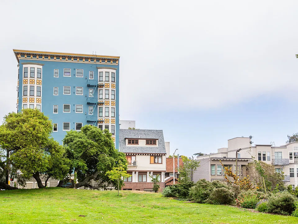 Side exterior view of the apartment building at 500 Stanyan St, San Francisco, CA 94117, USA