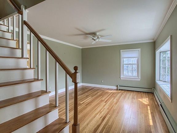 4th image of 139 Newbury St