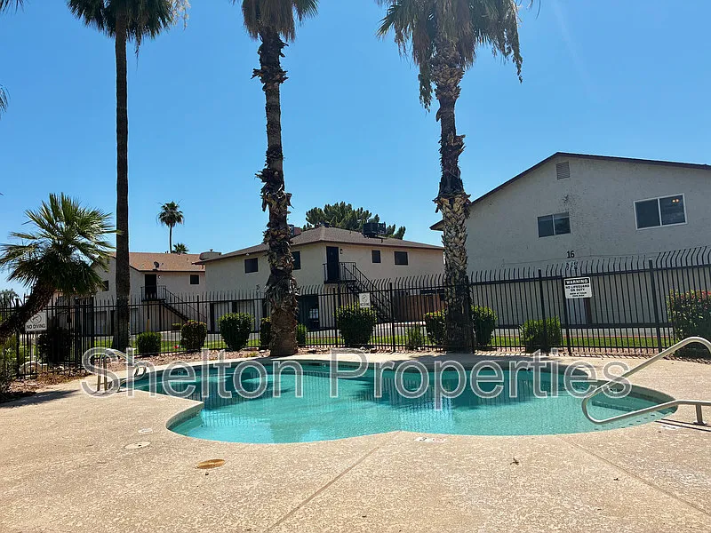 2 bed, 1.5 bath, 989 sqft, $1,049 — Photo 2