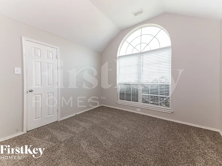 2708 Beverly Dr — Photo 9
