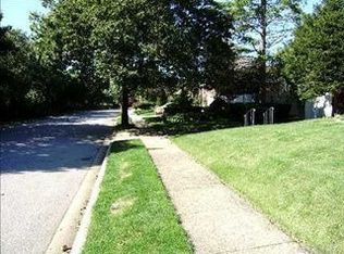 15 Reese Pl, Farmingdale, NY 11735