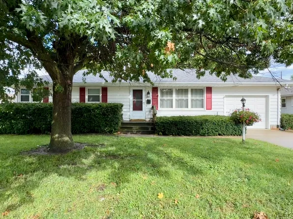 806 9th St, Camanche, IA 52730