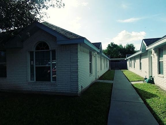 2nd image of 521 La Mancha Dr APT 1