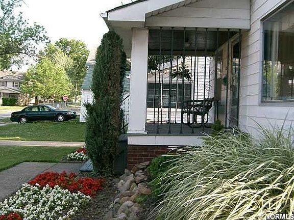 4th image of 2122 Lincoln Ave