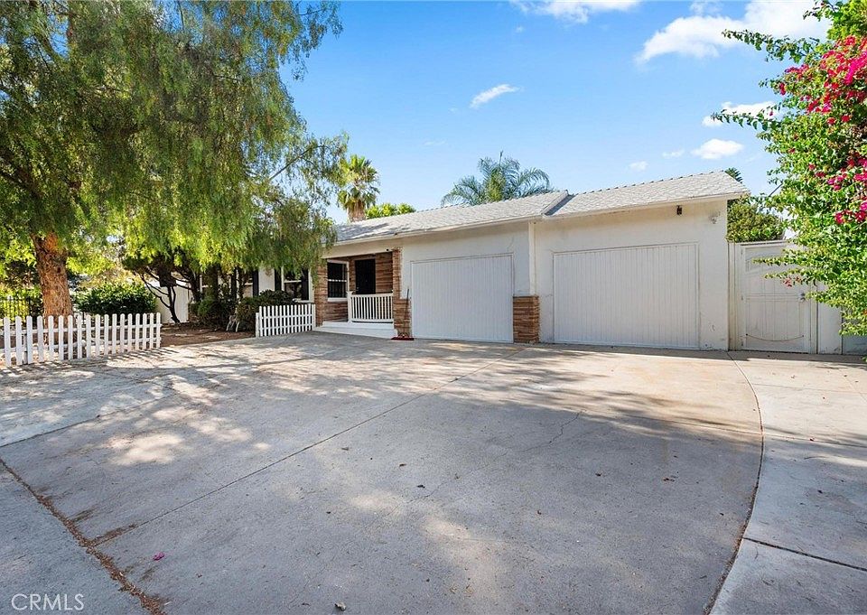 1st image of 20957 Community St