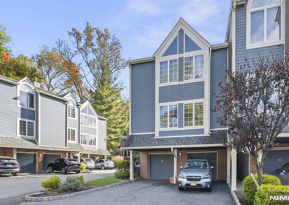 1st image of 114 Surrey Ct