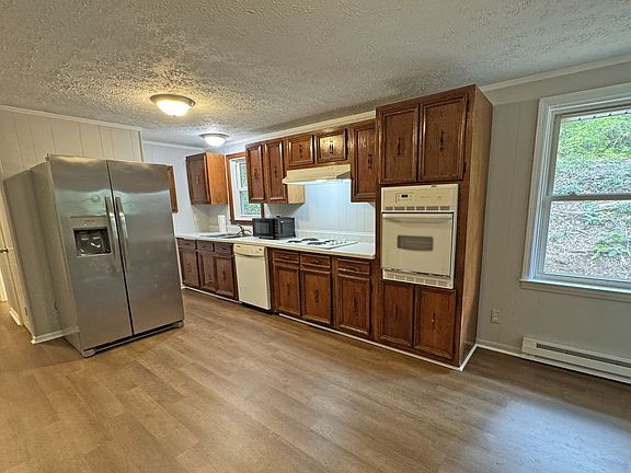 Large Kitchen with Lots of Cabinets