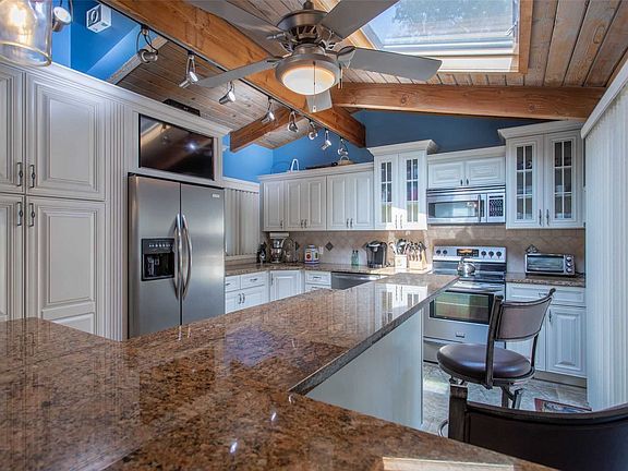 5th image of 10 Split Oak Dr