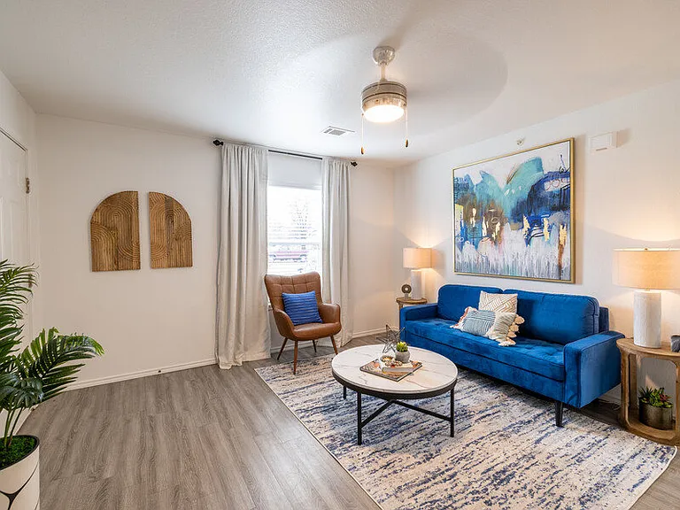 The Frisco Apartments on Walnut — Photo 8