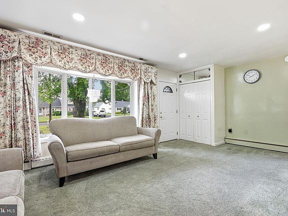 5th image of 2856 Colmar Ave