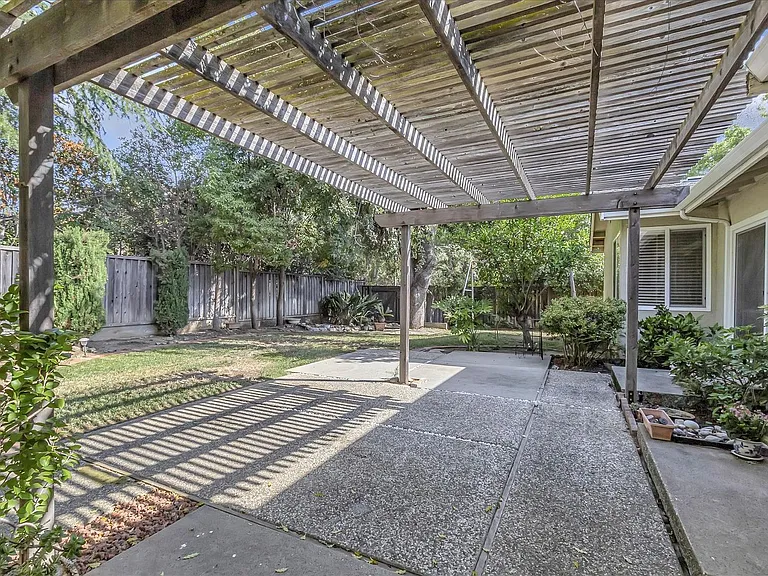 821 Figwood Ct — Photo 40