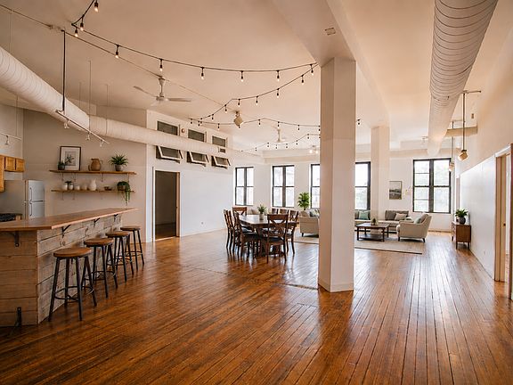 2nd image of 1272 N Milwaukee Ave #4W