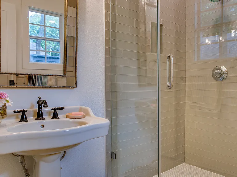 216 N Waverly Dr — Photo 22