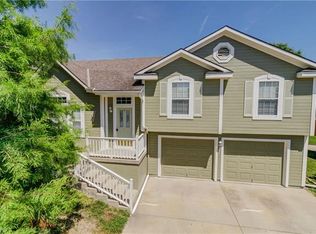 7305 N McKinley Ave, Kansas City, MO 64158