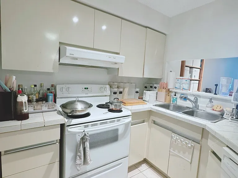 24 Wellesley St W #1512 — Photo 10