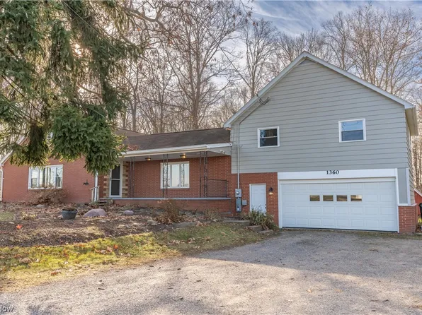 1360 Edison St NW, Hartville, OH 44632