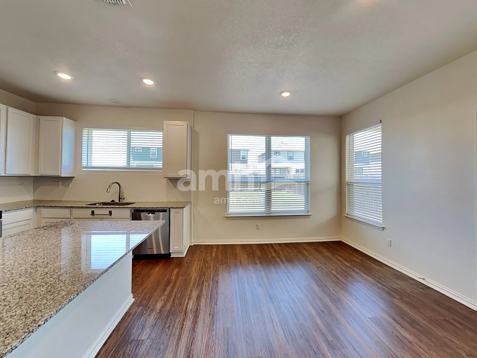 4 bed, 2.5 bath, 1905 sqft, $1,960 — Photo 3