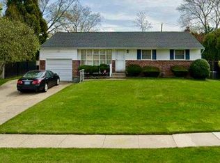 22 Hayrick Ln, Commack, NY 11725