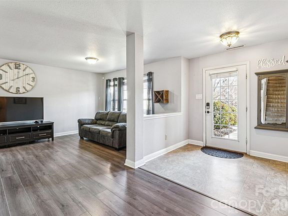 4th image of 205 Edzell Dr